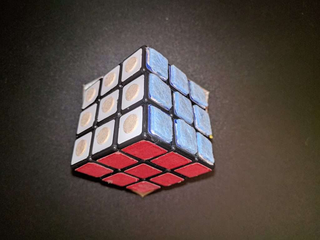 Cubo di Rubik in cui si vedono le facce bianca, blu e rossa