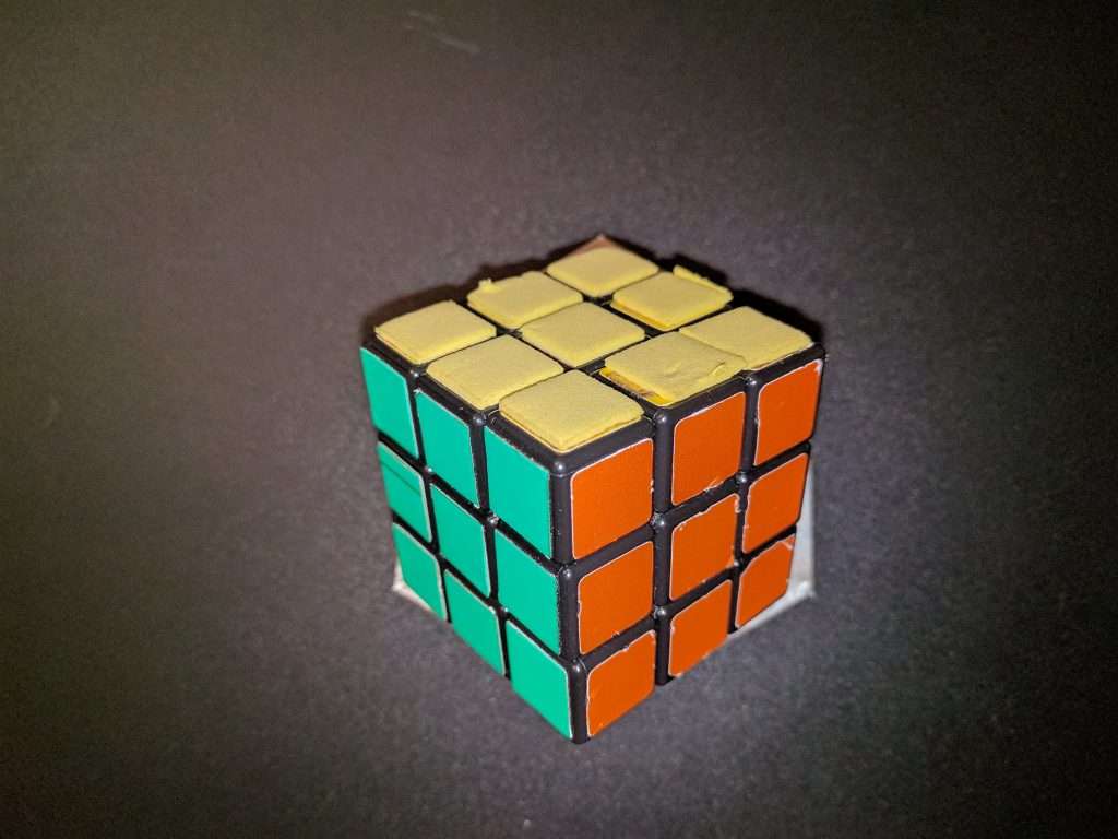 Cubo di Rubik in cui si vedono le facce gialla, verde e arancione