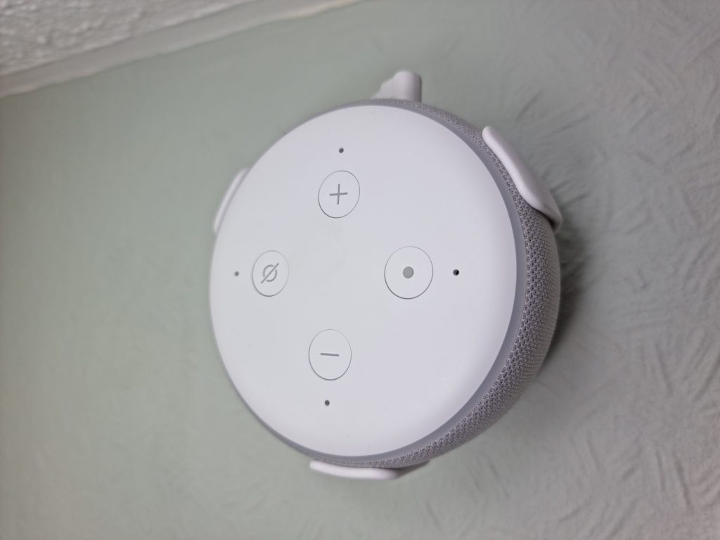 Assistente vocale Amazon Echo Dot bianco, con i pulsanti per volume, microfono e conferma