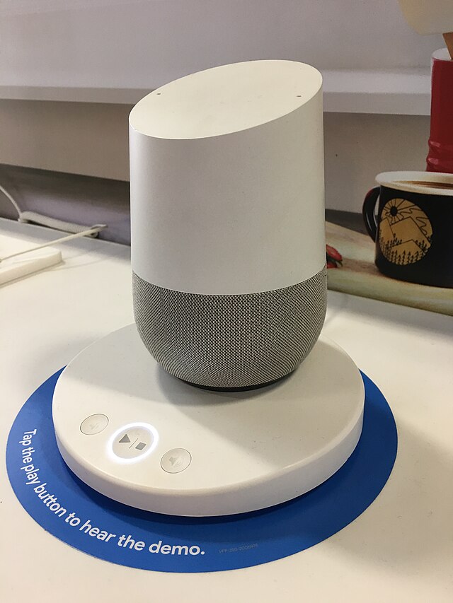 Altoparlante dell'Assistente vocale Google Home di colore bianco