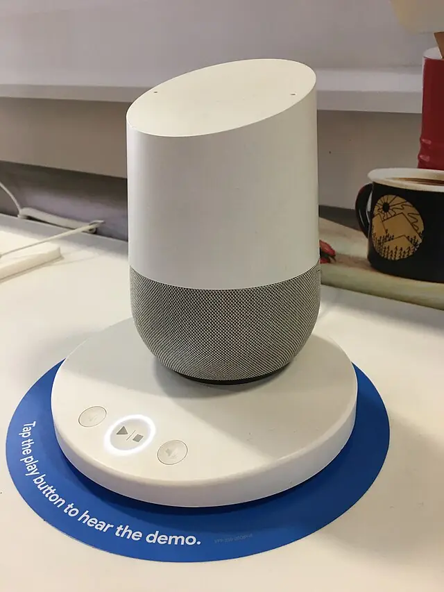 Altoparlante dell'Assistente vocale Google Home di colore bianco
